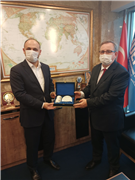 REKTÖR PROF. DR. ERHAN TABAKOĞLU, REKTÖR YARDIMCISI PROF. DR. MURAT TÜRKYILMAZ İLE BİRLİKTE UDEF BAŞKANI DR. MEHMET ALİ BOLAT’I ZİYARET ETTİ