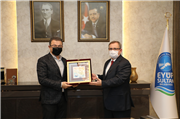REKTÖR PROF. DR. ERHAN TABAKOĞLU VE BERABERİNDEKİ HEYET, EYÜPSULTAN BELEDİYE BAŞKANI DENİZ KÖKEN İLE GÖRÜŞTÜ