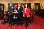DR. ÖĞR. ÜYESİ IŞIL USTA KARA VE DR. ÖĞR. ÜYESİ SEROL KARALAR’DAN REKTÖR PROF. DR. ERHAN TABAKOĞLU’NA KİTAP TAKDİMİ