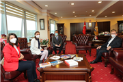 DR. ÖĞR. ÜYESİ IŞIL USTA KARA VE DR. ÖĞR. ÜYESİ SEROL KARALAR’DAN REKTÖR PROF. DR. ERHAN TABAKOĞLU’NA KİTAP TAKDİMİ