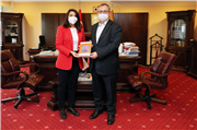 DR. ÖĞR. ÜYESİ IŞIL USTA KARA VE DR. ÖĞR. ÜYESİ SEROL KARALAR’DAN REKTÖR PROF. DR. ERHAN TABAKOĞLU’NA KİTAP TAKDİMİ