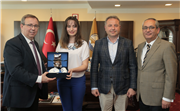 I.ULUSAL ÜNİVERSİTELER PATENT YARIŞMASI BİRİNCİSİ ÖĞRENCİMİZ’DEN REKTÖRÜMÜZE ZİYARET