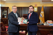 ÖĞR. GÖR. DR. CÜNEYT NUR, KİTAPLARINI REKTÖR PROF. DR. ERHAN TABAKOĞLU’NA TAKDİM ETTİ
