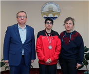 REKTÖR PROF. DR. ERHAN TABAKOĞLU MADALYALI ÖĞRENCİMİZ VE ANTRENÖRÜNÜ AĞIRLADI