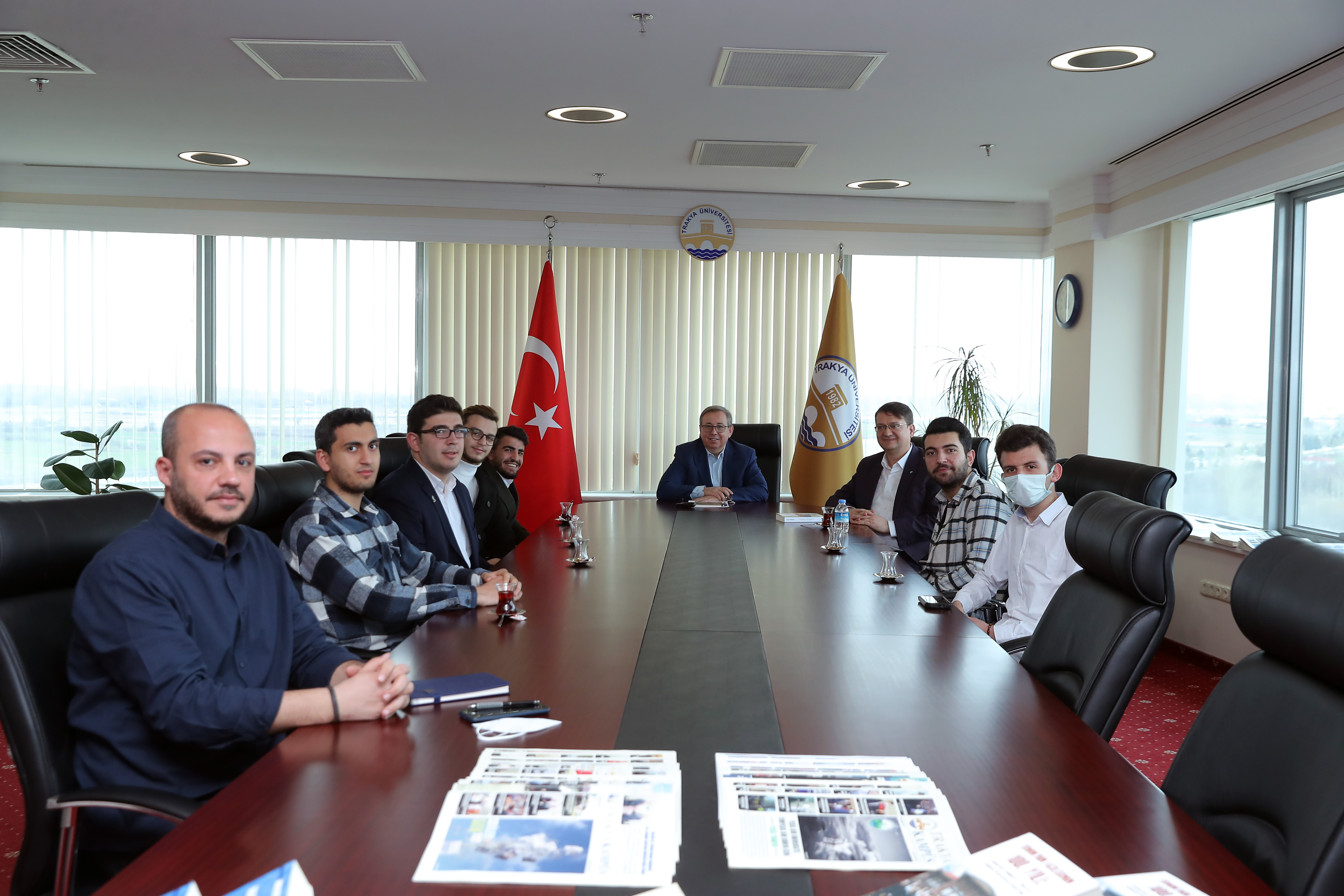 ANADOLU GENÇLİK DERNEĞİ VE TOPLULUĞUNDAN REKTÖR PROF. DR. ERHAN TABAKOĞLU’NA ZİYARET