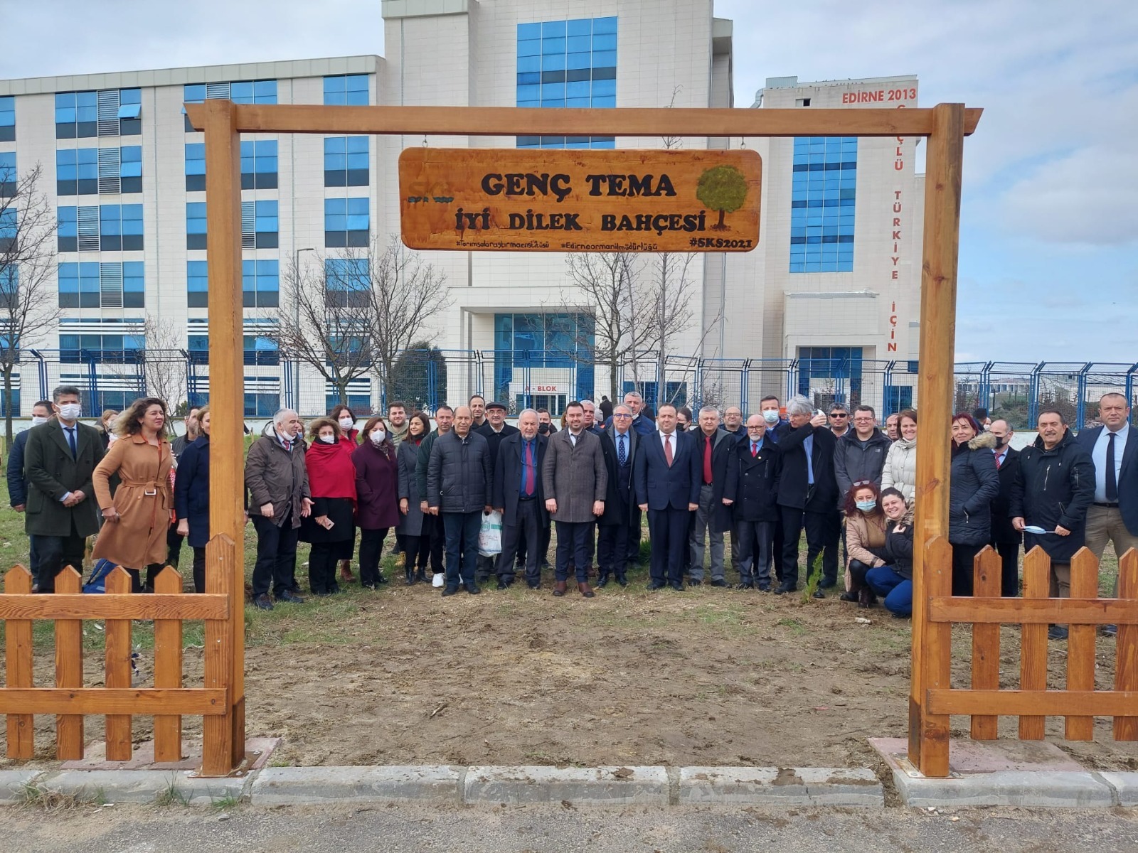TRAKYA ÜNİVERSİTESİ SAĞLIK KÜLTÜR VE SPOR DAİRE BAŞKANLIĞI FİDANLARI TOPRAKLA BULUŞTURUYOR