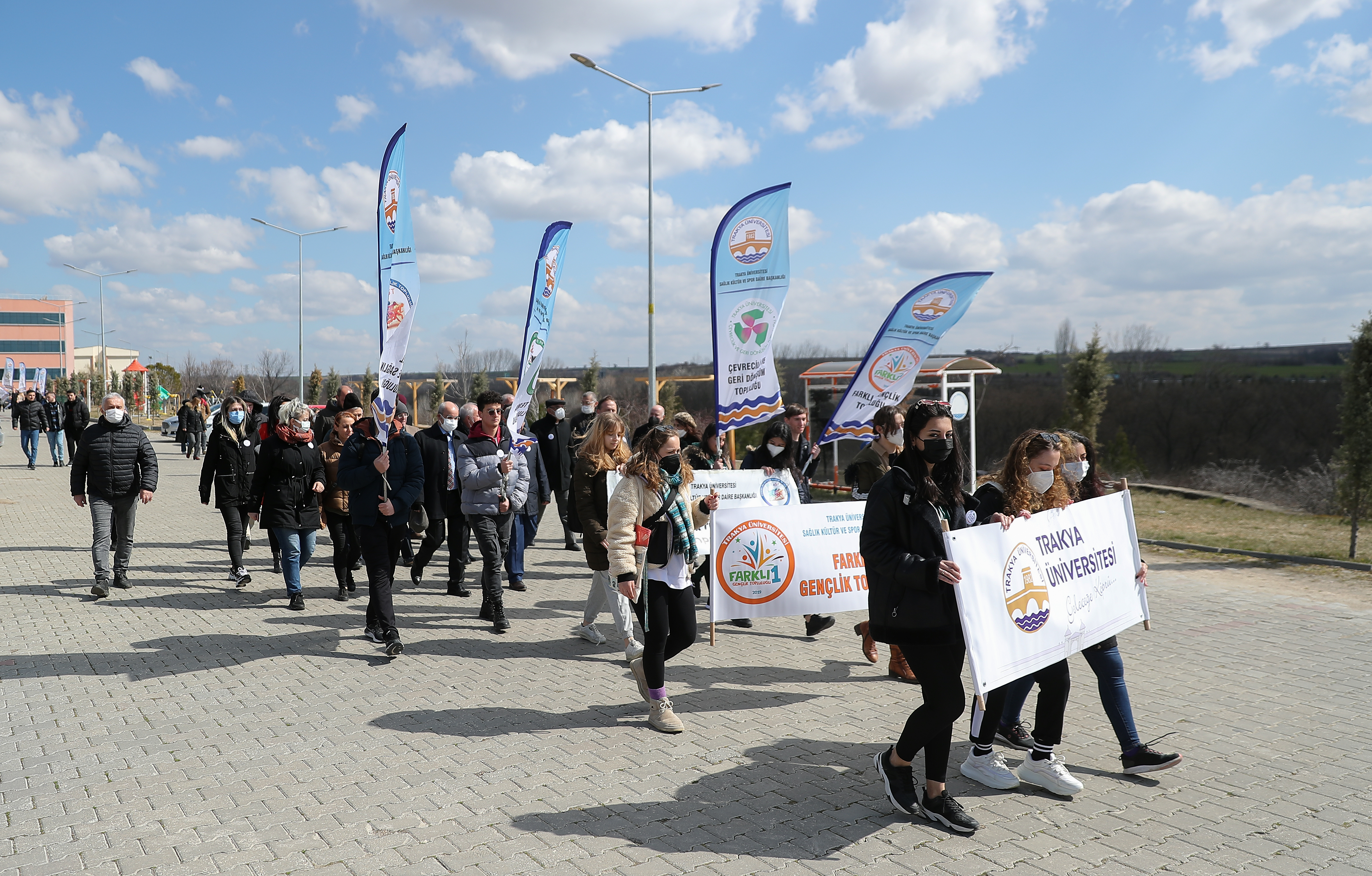 TRAKYA ÜNİVERSİTESİNDEN NEVRUZ BAYRAMINDA FİZİKSEL AKTİVİTE FARKINDALIĞI İÇİN BAHAR YÜRÜYÜŞÜ 