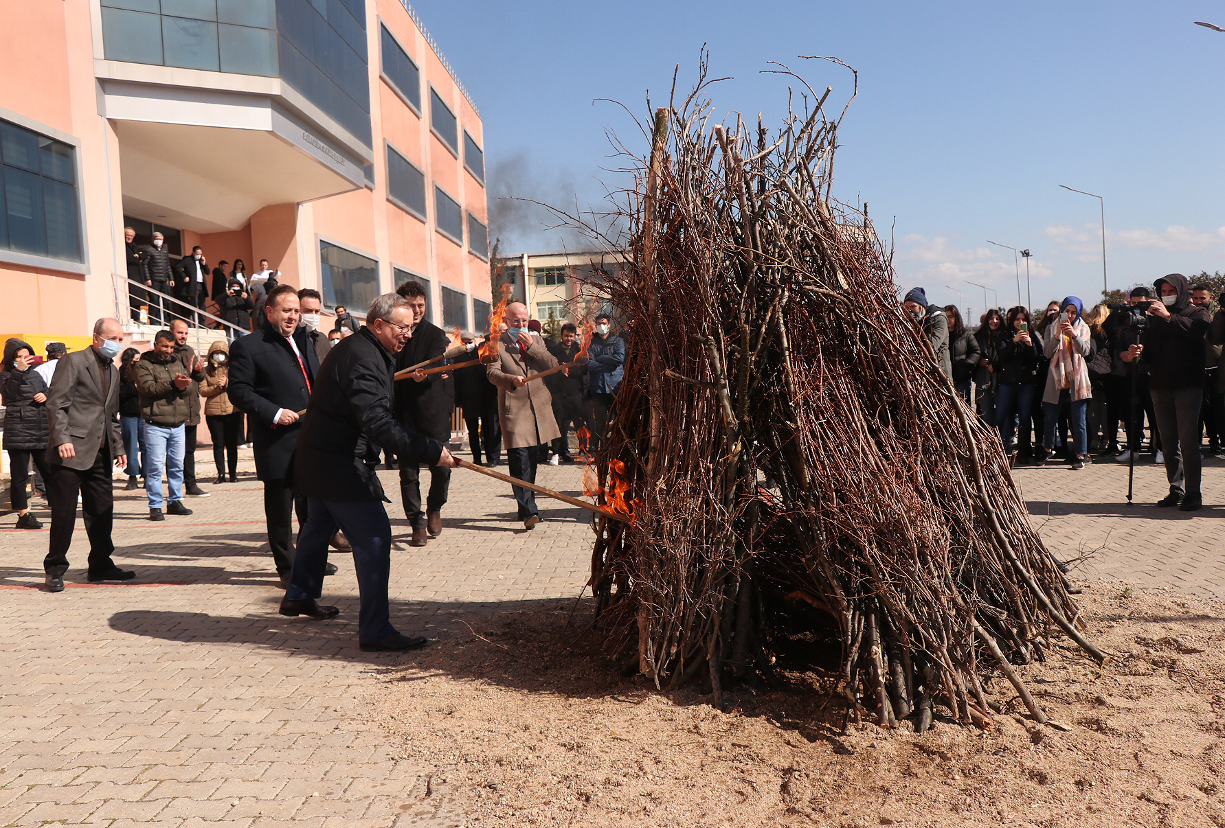 TRAKYA ÜNİVERSİTESİ NEVRUZ ATEŞİNİ YAKTI