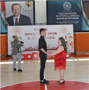  DOWN SENDROMLU ÖĞRENCİLER DANSLARIYLA BÜYÜLEDİ