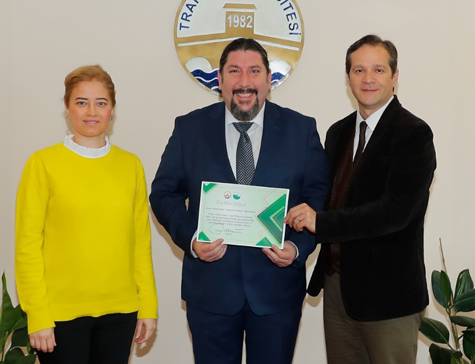 TRAKYA ÜNİVERSİTESİNİN FLORESAN LAMBA VE CAM ATIKLARI YENİDEN DEĞERLENDİRİLİYOR