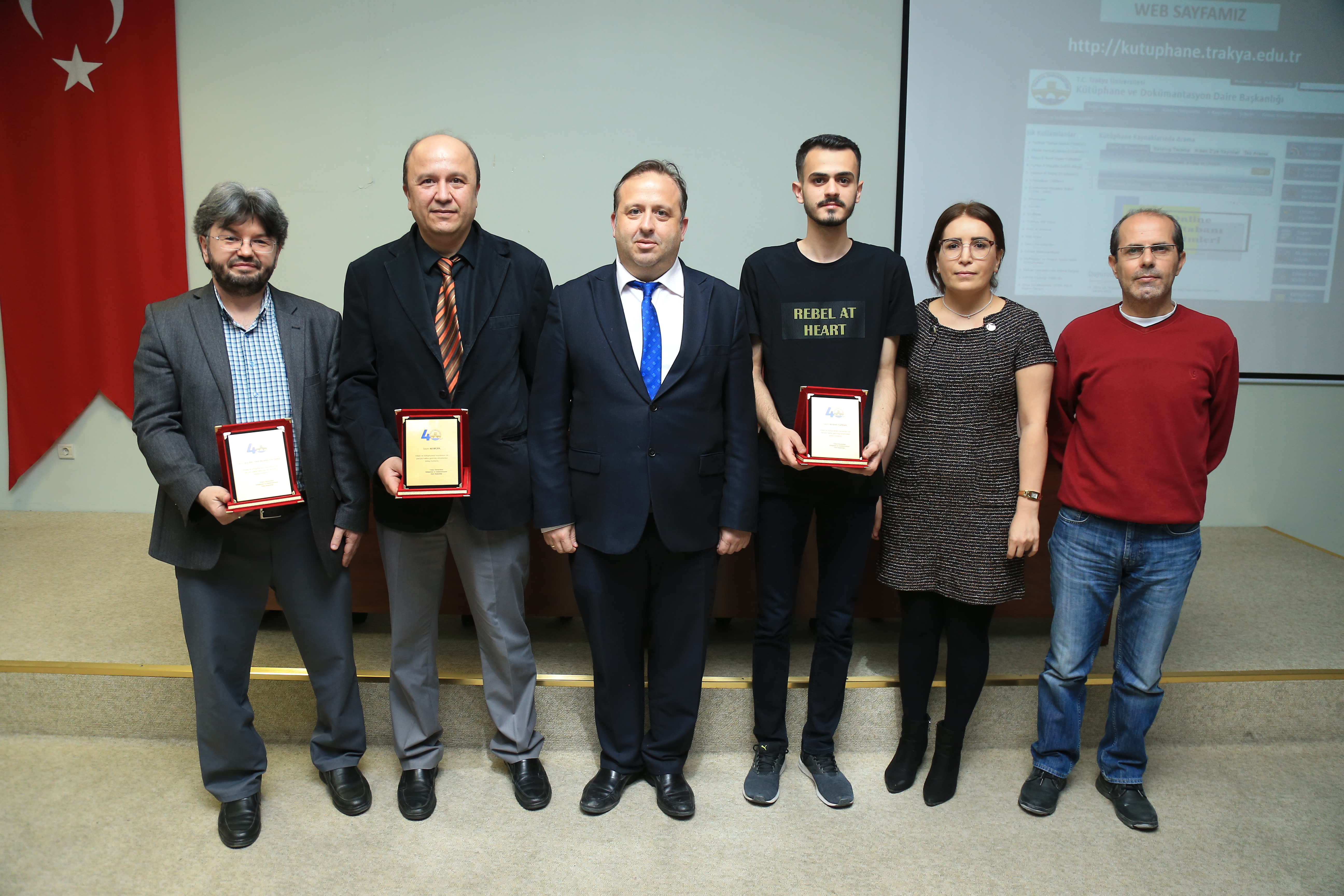 KÜTÜPHANEDEN EN FAZLA YARARLANANLARA PLAKET VERİLDİ
