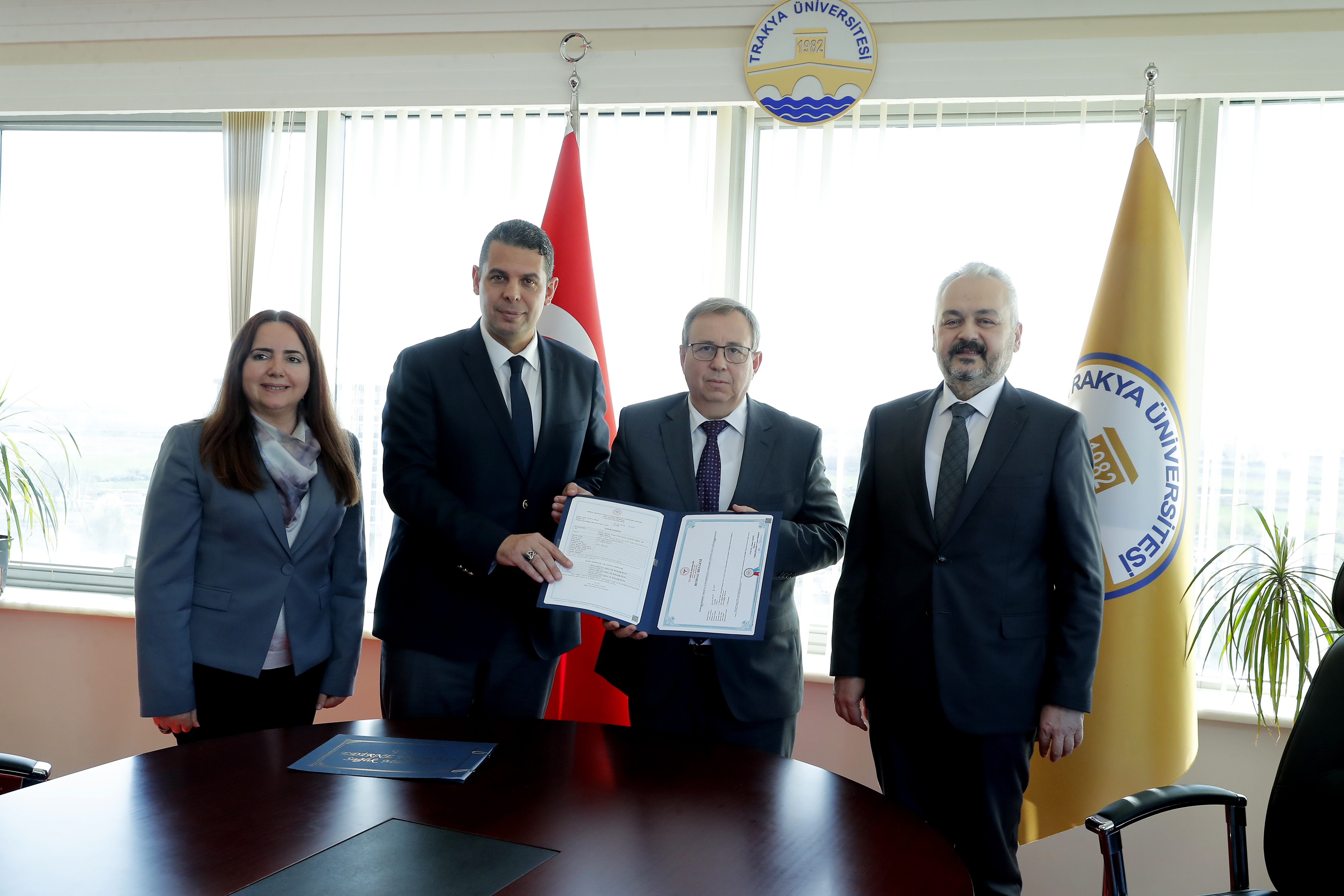 TRAKYA ÜNİVERSİTESİ AYŞEKADIN EĞİTİM AİLE SAĞLIĞI MERKEZİ İÇİN İMZALAR ATILDI