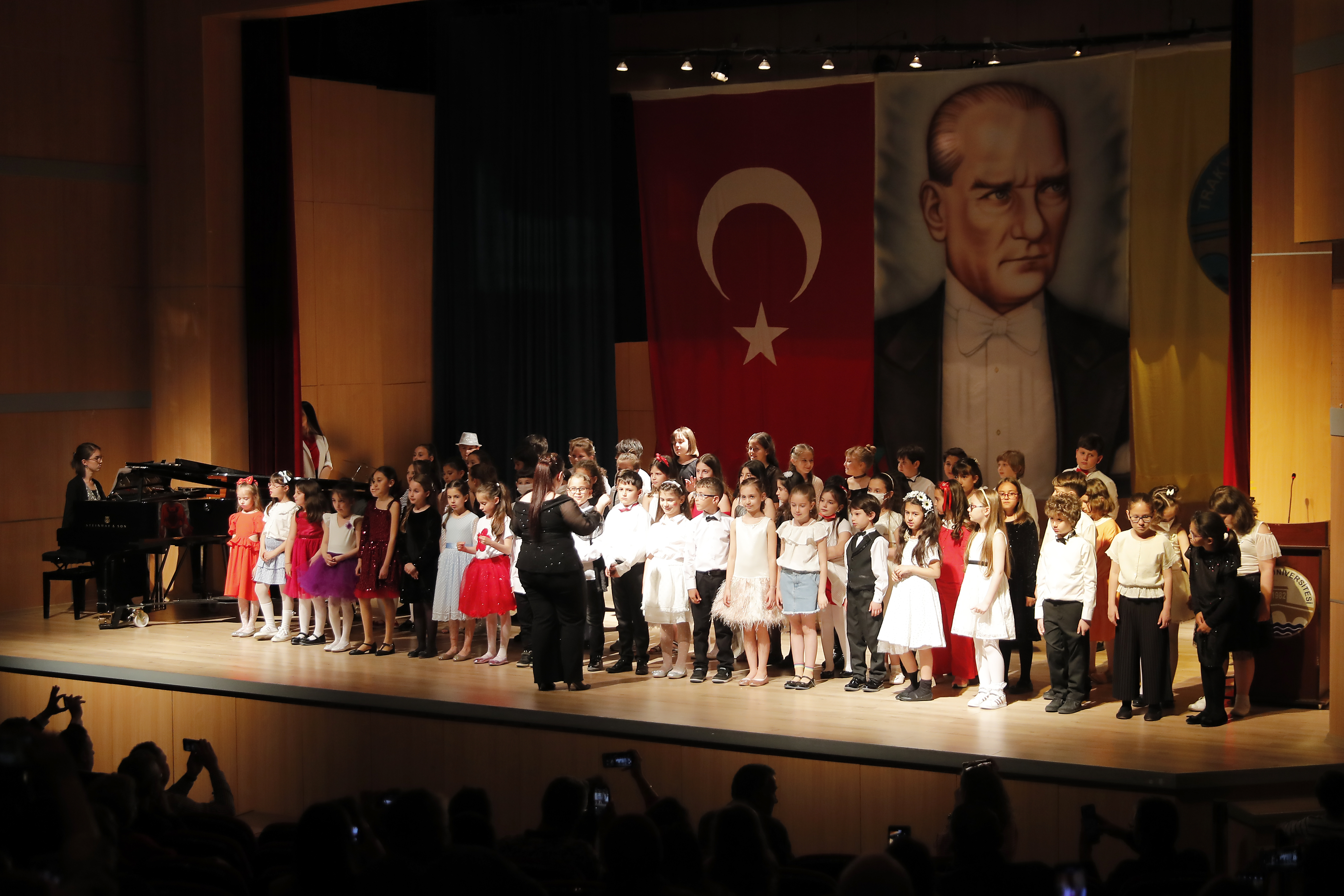 KÜÇÜK MÜZİSYENLER 23 NİSAN’DA SAHNE ALDI
