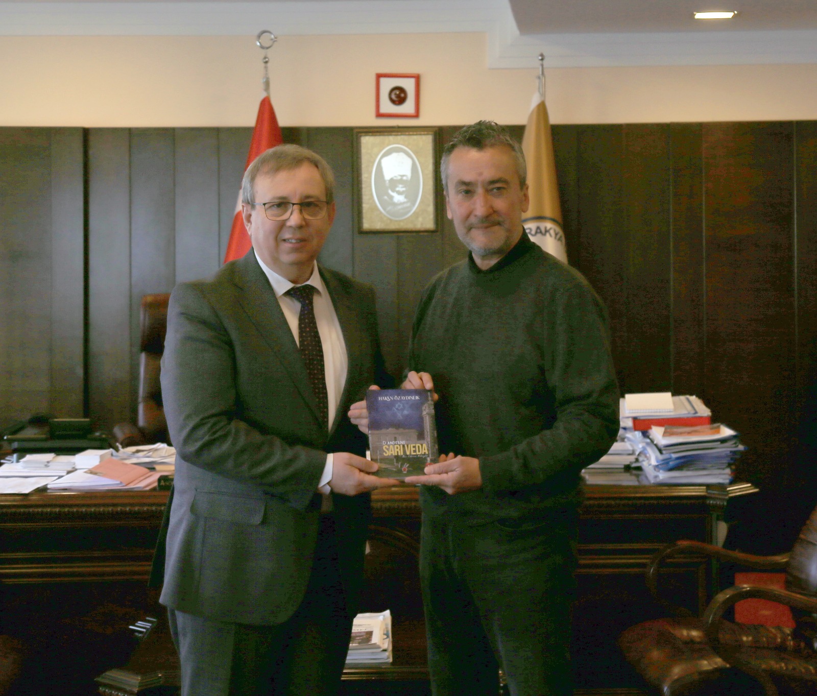 HAKAN ÖZAYDINLIK, KİTABINI REKTÖR PROF. DR. ERHAN TABAKOĞLU’NA TAKDİM ETTİ