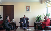 HAKAN ÖZAYDINLIK, KİTABINI REKTÖR PROF. DR. ERHAN TABAKOĞLU’NA TAKDİM ETTİ