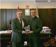 HAKAN ÖZAYDINLIK, KİTABINI REKTÖR PROF. DR. ERHAN TABAKOĞLU’NA TAKDİM ETTİ