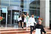 GENÇ ECZACI ADAYLARI BEYAZ ÖNLÜKLERİNİ GİYDİLER