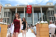 GENÇ ECZACI ADAYLARI BEYAZ ÖNLÜKLERİNİ GİYDİLER