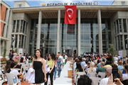 GENÇ ECZACI ADAYLARI BEYAZ ÖNLÜKLERİNİ GİYDİLER