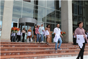 GENÇ ECZACI ADAYLARI BEYAZ ÖNLÜKLERİNİ GİYDİLER