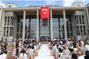 GENÇ ECZACI ADAYLARI BEYAZ ÖNLÜKLERİNİ GİYDİLER