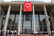 GENÇ ECZACI ADAYLARI BEYAZ ÖNLÜKLERİNİ GİYDİLER