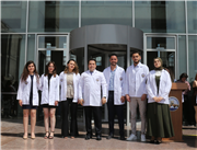 GENÇ ECZACI ADAYLARI BEYAZ ÖNLÜKLERİNİ GİYDİLER