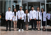 GENÇ ECZACI ADAYLARI BEYAZ ÖNLÜKLERİNİ GİYDİLER
