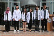 GENÇ ECZACI ADAYLARI BEYAZ ÖNLÜKLERİNİ GİYDİLER