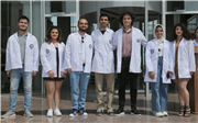 GENÇ ECZACI ADAYLARI BEYAZ ÖNLÜKLERİNİ GİYDİLER