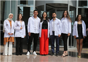 GENÇ ECZACI ADAYLARI BEYAZ ÖNLÜKLERİNİ GİYDİLER