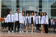 GENÇ ECZACI ADAYLARI BEYAZ ÖNLÜKLERİNİ GİYDİLER