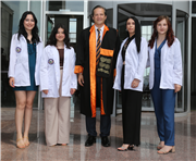 GENÇ ECZACI ADAYLARI BEYAZ ÖNLÜKLERİNİ GİYDİLER