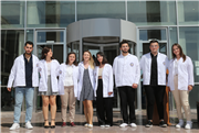 GENÇ ECZACI ADAYLARI BEYAZ ÖNLÜKLERİNİ GİYDİLER
