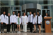 GENÇ ECZACI ADAYLARI BEYAZ ÖNLÜKLERİNİ GİYDİLER