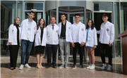 GENÇ ECZACI ADAYLARI BEYAZ ÖNLÜKLERİNİ GİYDİLER