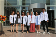 GENÇ ECZACI ADAYLARI BEYAZ ÖNLÜKLERİNİ GİYDİLER