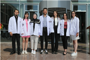 GENÇ ECZACI ADAYLARI BEYAZ ÖNLÜKLERİNİ GİYDİLER
