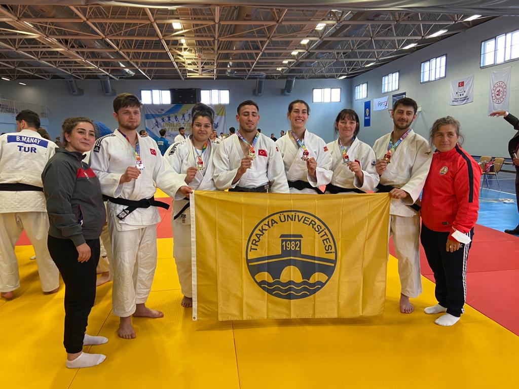 TRAKYA ÜNİVERSİTESİ, JUDO ÜNİLİG TÜRKİYE ŞAMPİYONASI’NDAN KUPALAR VE MADALYALARLA DÖNDÜ
