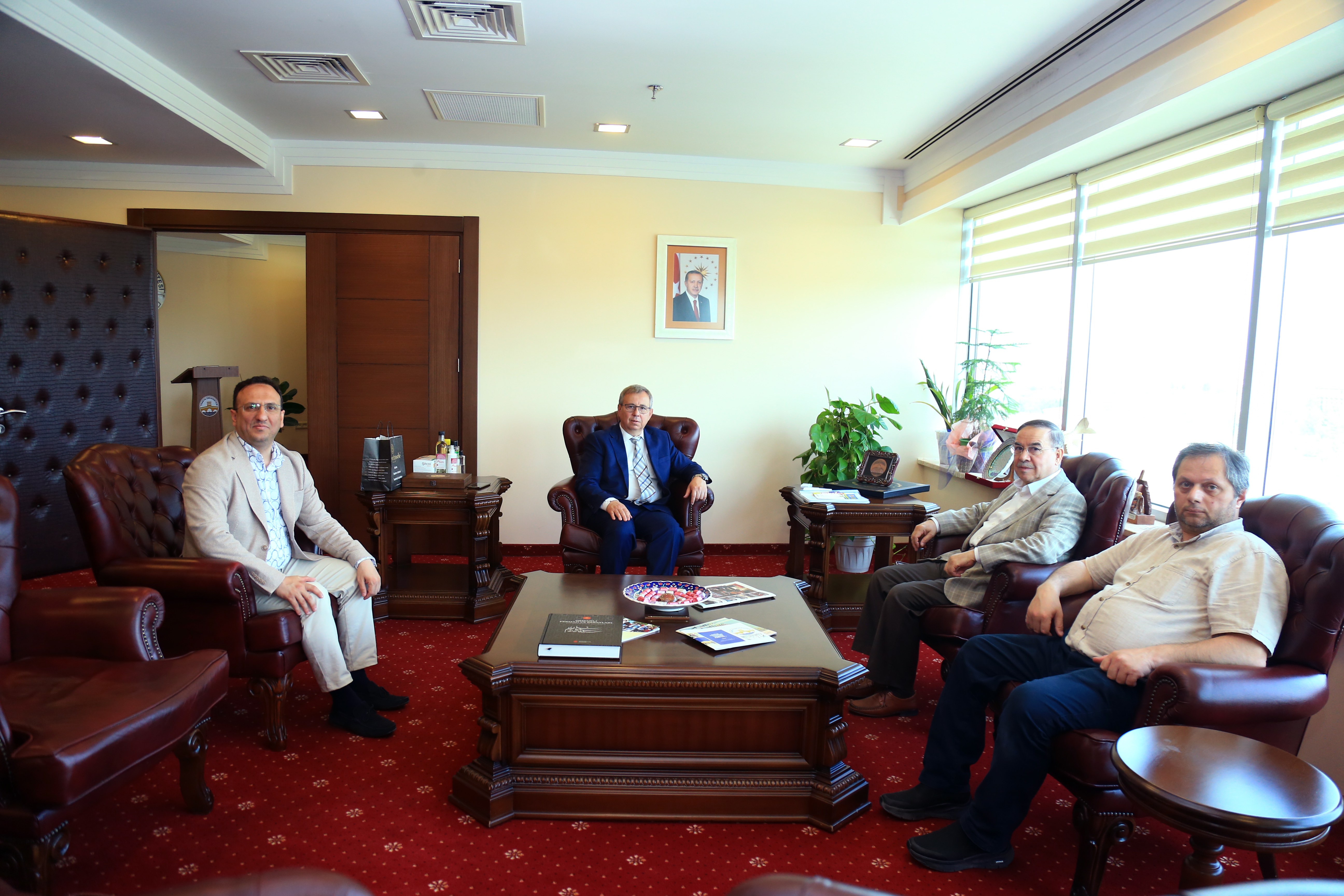 SAADET PARTİSİ GENEL BAŞKAN YARDIMCISI VE EDİRNE İL YÖNETİMİNDEN REKTÖR PROF. DR. ERHAN TABAKOĞLU’NA ZİYARET