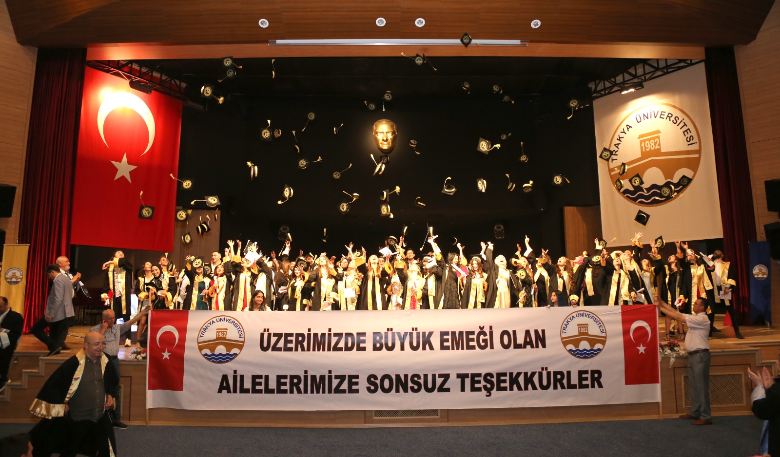 TRAKYA ÜNİVERSİTESİ UYGULAMALARI BİLİMLER FAKÜLTESİ MEZUNİYET TÖRENİ GERÇEKLEŞTİRİLDİ