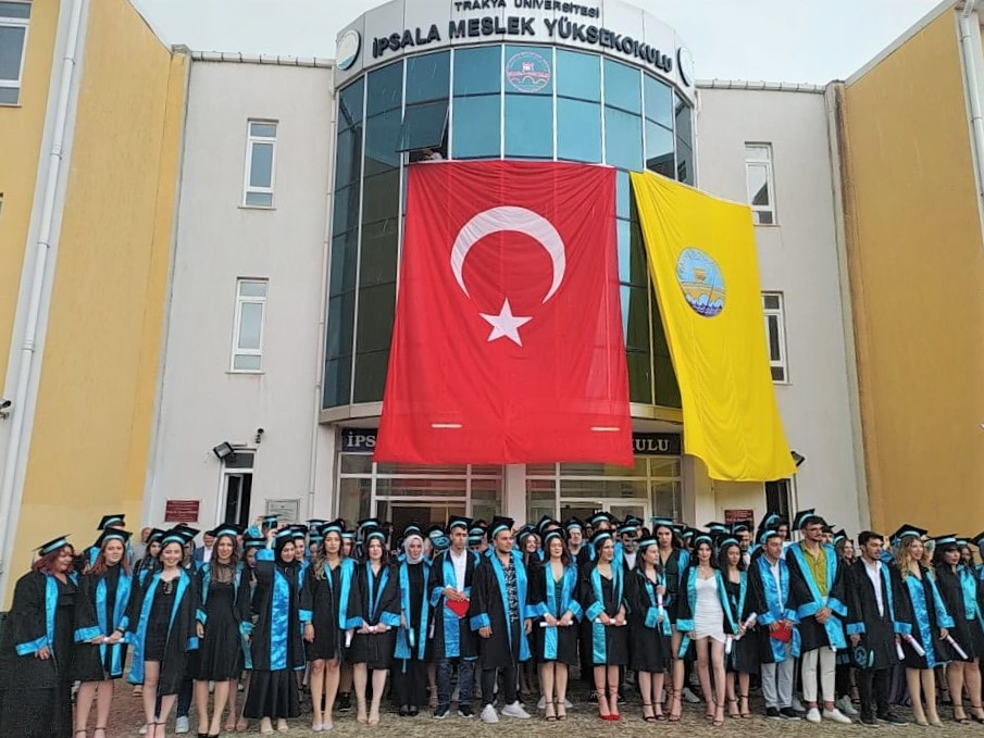 İPSALA MESLEK YÜKSEKOKULUNDA MEZUNİYET HEYECANI YAŞANDI