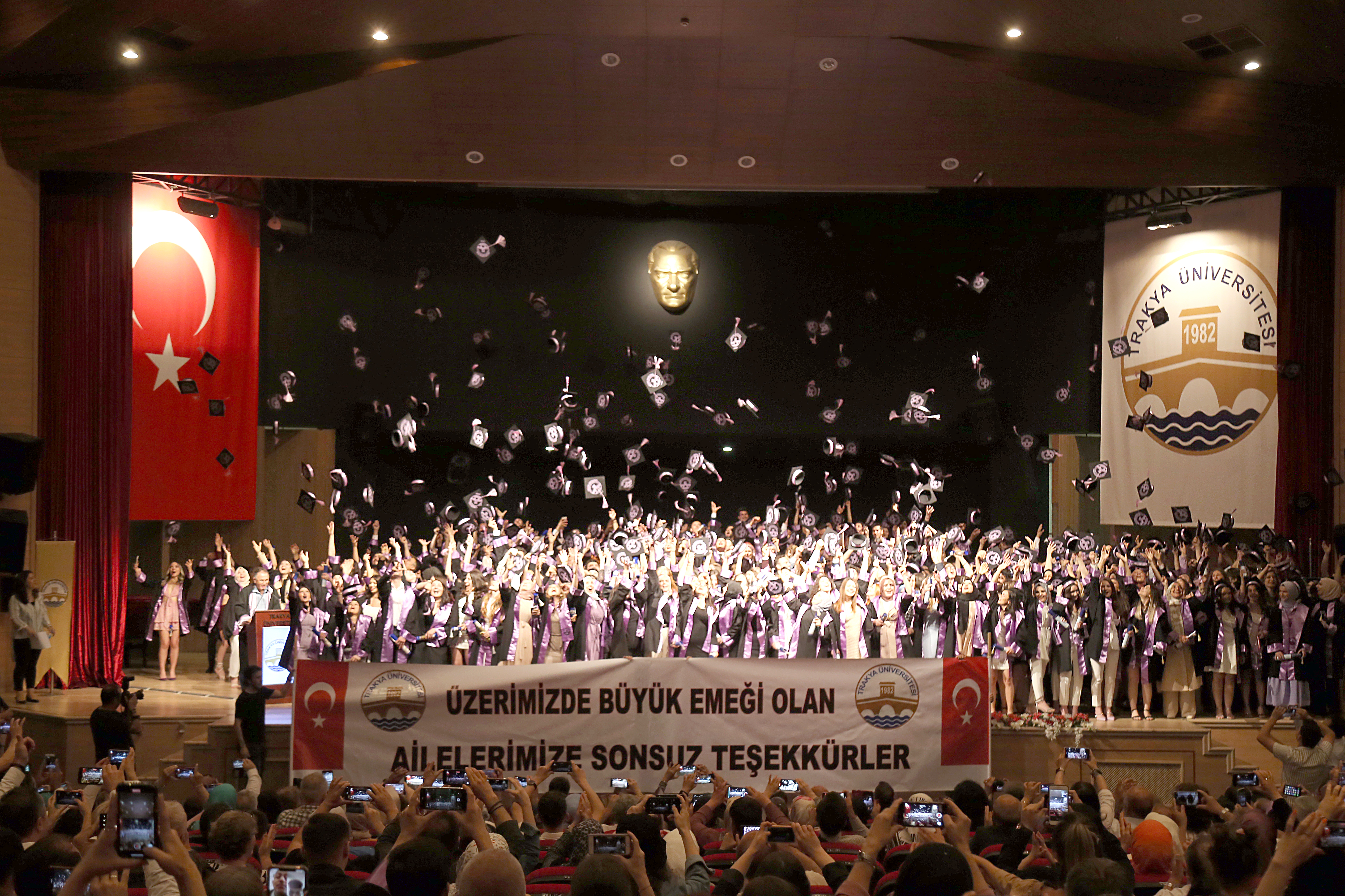 EĞİTİM FAKÜLTESİNDE MEZUNİYET HEYECANI
