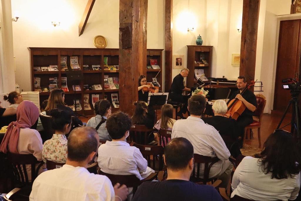 TRAKYA ÜNİVERSİTESİ DEVLET KONSERVATUVARI ÖĞRETİM ELEMANLARI AHMET HAMDİ TANPINAR EDEBİYAT MÜZE KÜTÜPHANESİ’NDE KONSER VERDİ