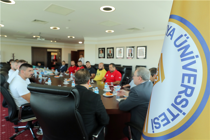 PEHLİVANLARDAN, KIRKPINAR ÖNCESİ TRAKYA ÜNİVERSİTESİ REKTÖRÜ PROF. DR. ERHAN TABAKOĞLU’NA ZİYARET
