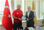 PEHLİVANLARDAN, KIRKPINAR ÖNCESİ TRAKYA ÜNİVERSİTESİ REKTÖRÜ PROF. DR. ERHAN TABAKOĞLU’NA ZİYARET