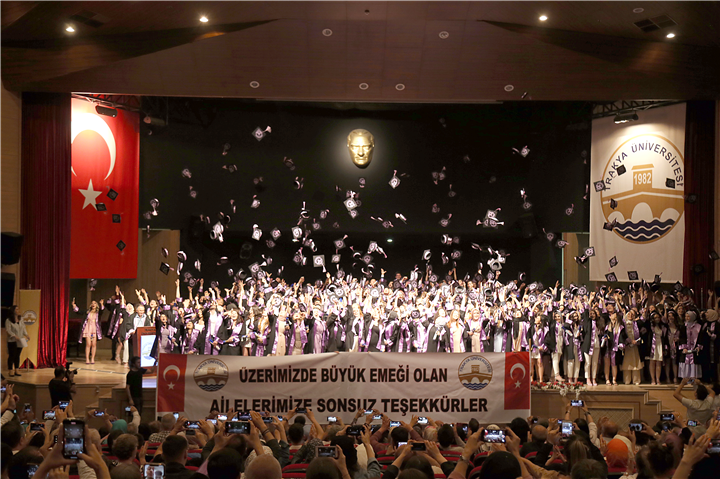 TRAKYA ÜNİVERSİTESİ, 2260 MEZUNUNU GELECEĞE UĞURLADI