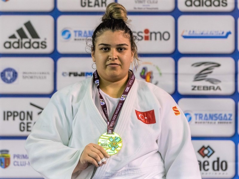 KIRKPINAR SPOR BİLİMLERİ FAKÜLTESİ ÖĞRENCİMİZ KÜBRANUR ESİR’DEN AVRUPA AÇIK TURNUVASINDA ALTIN MADALYA 