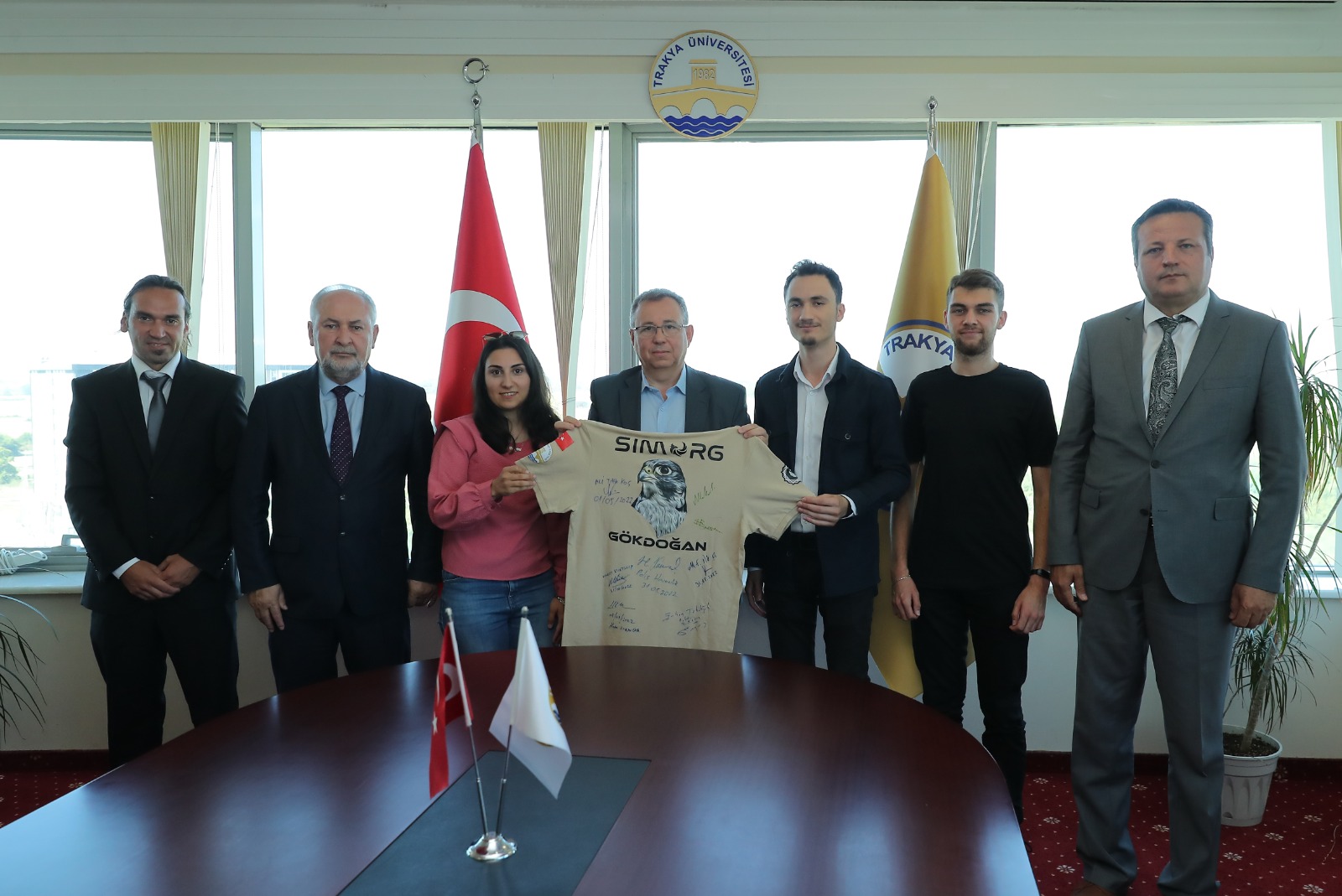 TEKNOFEST 2022’DE İLK 10’A GİREN TRAKYA ÜNİVERSİTESİ SİMURG ROKET TAKIMI’NDAN REKTÖR PROF. DR. ERHAN TABAKOĞLU’NA ZİYARET
