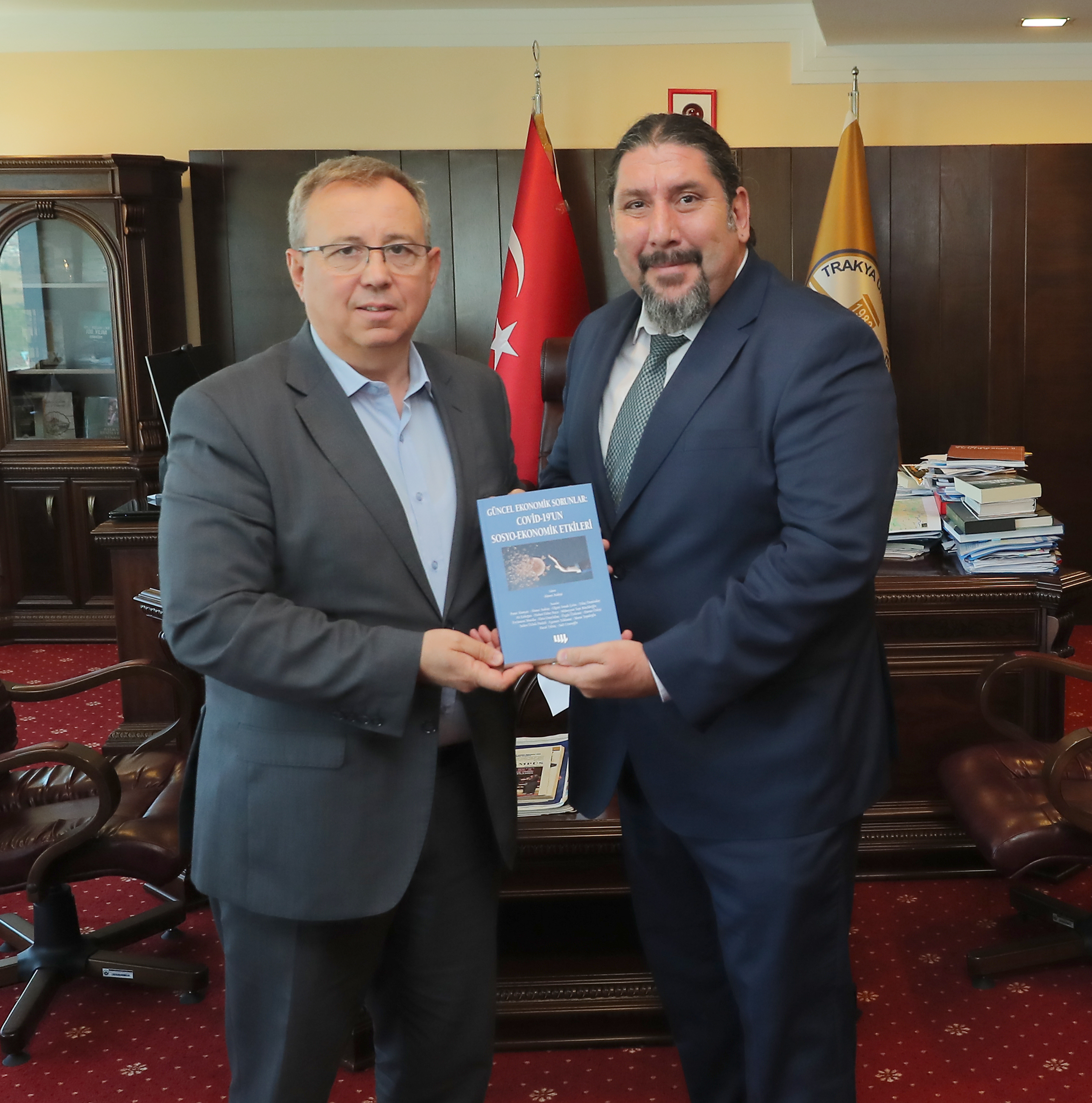 PROF. DR. AHMET ATAKİŞİ, EDİTÖRLÜĞÜNÜ YAPTIĞI KİTABI REKTÖR PROF. DR. ERHAN TABAKOĞLU’NA TAKDİM ETTİ